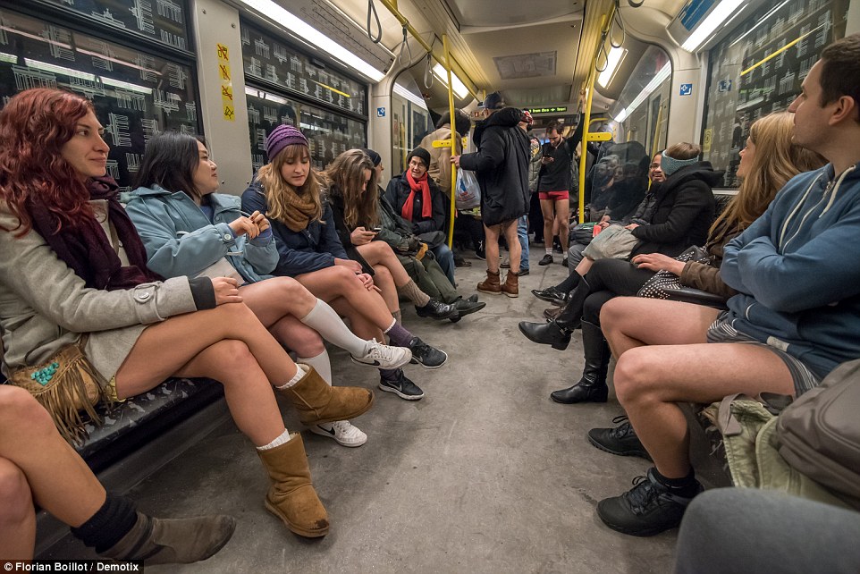 В метро без штанов: мир разделся для флешмоба