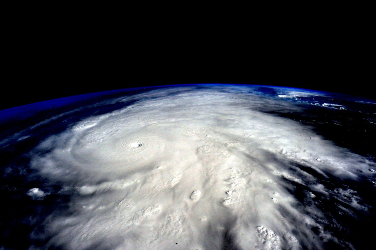 Космический трэш: астронавт фотографирует бури с высоты 420 км над землей