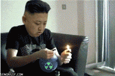 Ким Чен Ын позирует на фоне ядерной боеголовки и грозится обрушить всю ее мощь на США