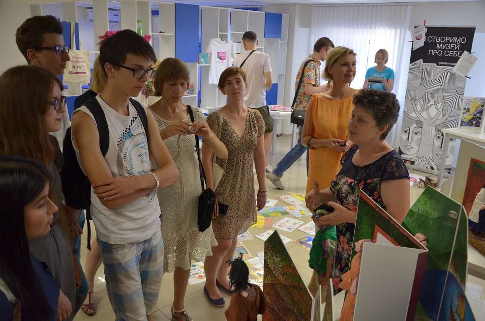 Посетители Фестиваля Равенства в Днепре смотрят экспозицию Гендерного музея