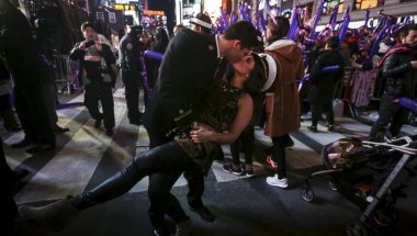 Традиционный поцелуй в полночь на Таймс-Сквер в Нью-Йорке