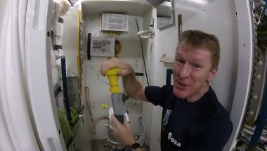 Тим Пик демонстрирует, как работает космический туалет