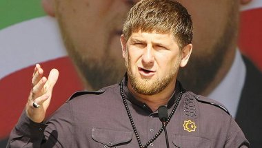 В видеоролике в поддержку флешмоба ученики чеченских школ держат таблички с надписями "Кадыров - гроза Пятой колонны"