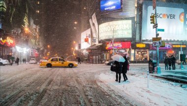 Нью-Йорк утопает в снегу