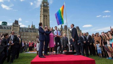 Премьер-министр поднимает ЛГБТ-флаг в знак солидарности с сообществом