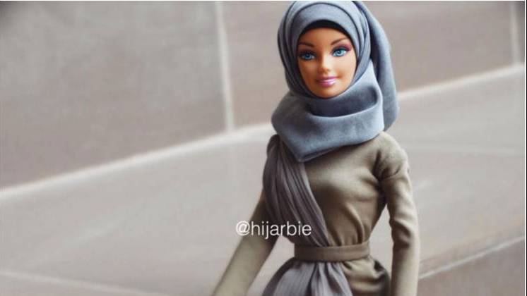 Женщина приодела куклу в мусульманские наряды