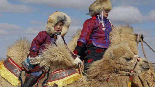 Жители Монголии со своими верными скакунами