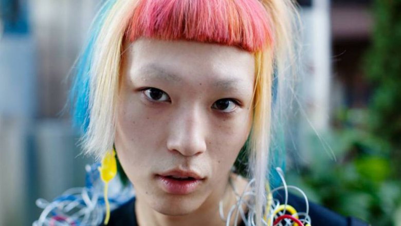 Уличная мода Токио быстро подхватила тенденцию "безбровия"