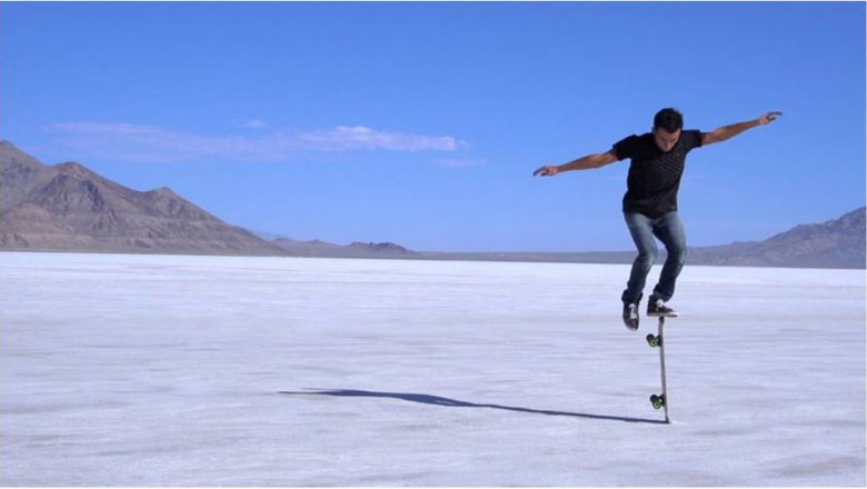 Килиан Мартин знает, как разнообразить свою прогулку на скейте