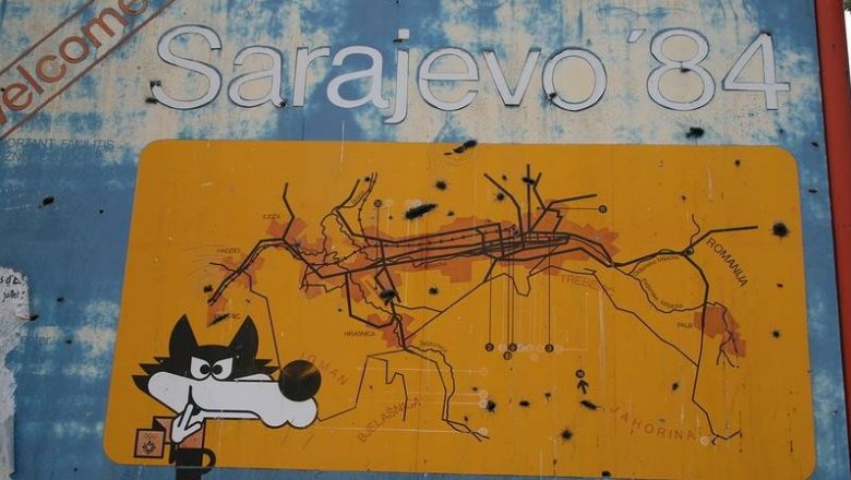 Простреленный баннер Олимпиады в Сараево.