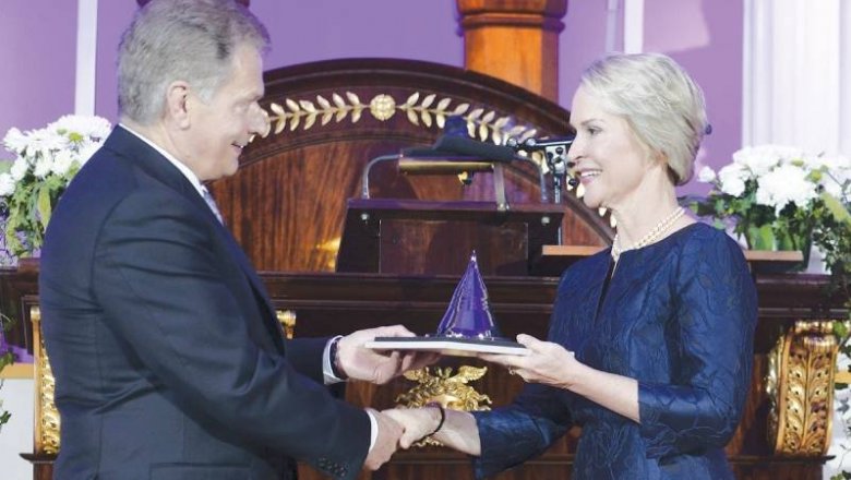 Президент Финляндии вручает награду Фрэнсис Арнольд в Хельсинки