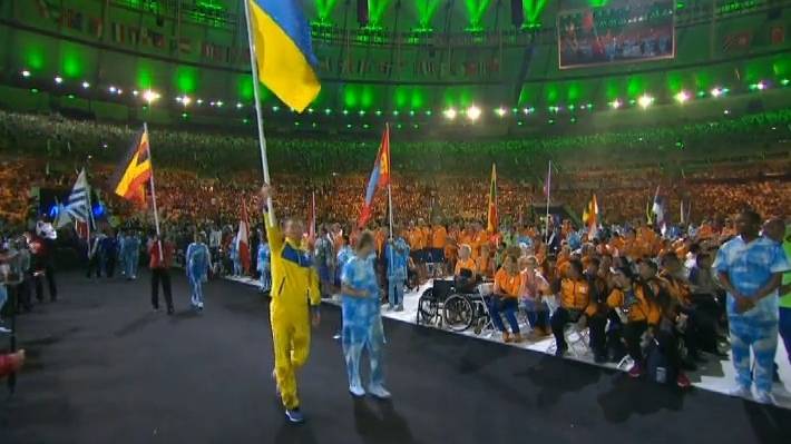 Футболист Тарас Дутко несет флаг Украины на закрытии Паралимпиады в Рио