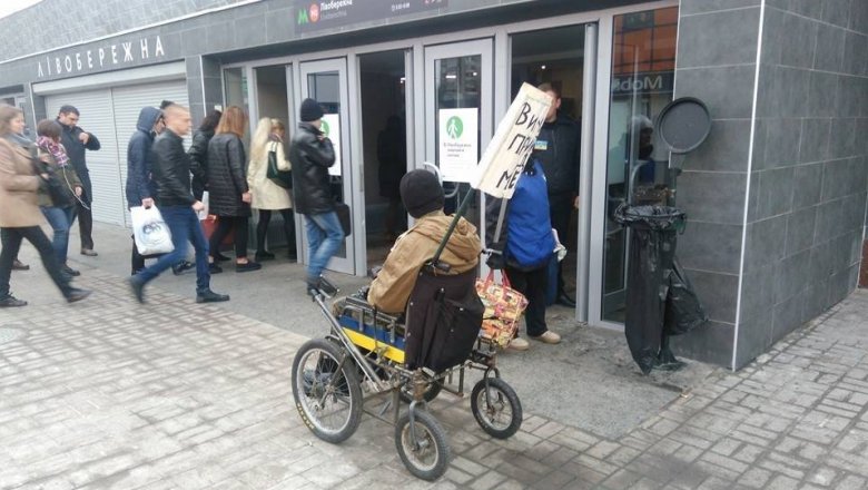 Мужчина на коляске не может заехать на станцию метро Левобережная