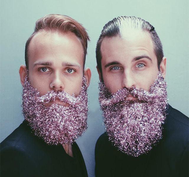Безумные мужчины посыпают бороду блестками, едой и растениями