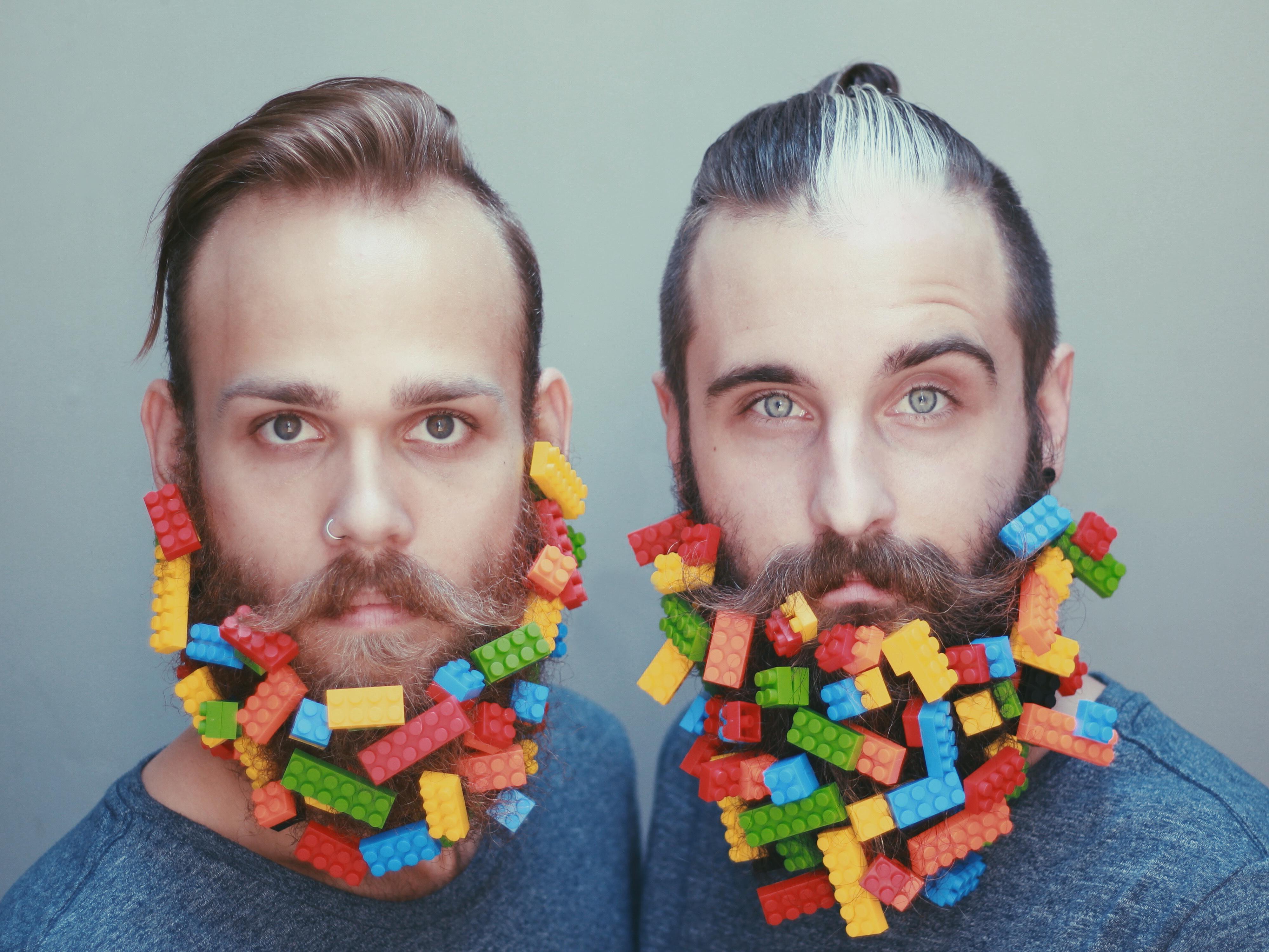 Безумные мужчины посыпают бороду блестками, едой и растениями