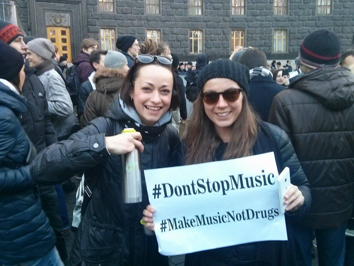 #MakeMusicNotDrugs: под кабмином устроили танцы