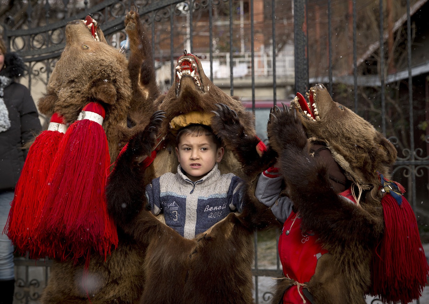 Жители Румынии переоделись в медведей, чтобы отогнать зло в новом году