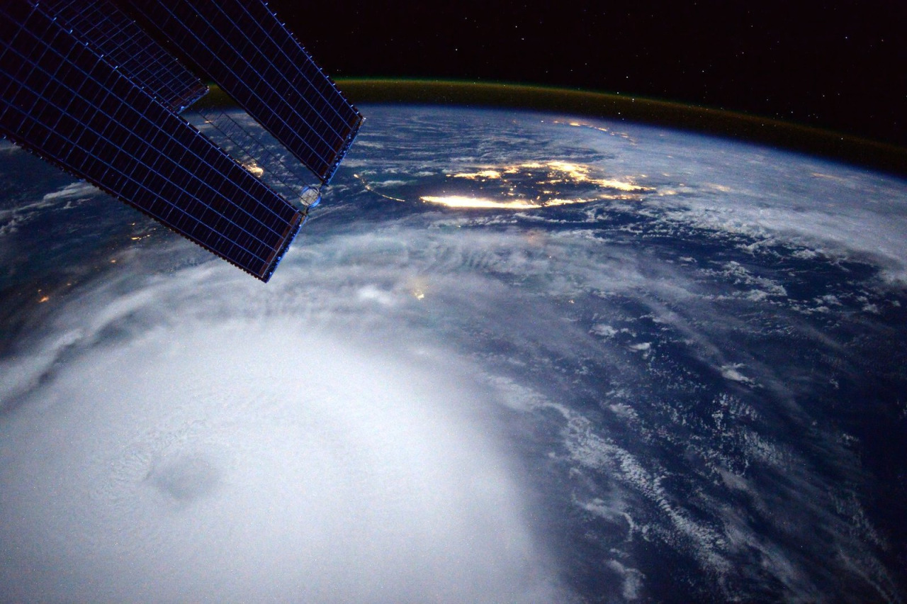 Космический трэш: астронавт фотографирует бури с высоты 420 км над землей