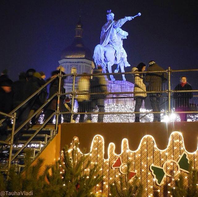 Как встречали Новый год в Киеве: шампанское и доллары на снегу