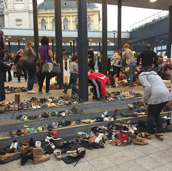 Жители Венгрии принесли свою обувь на вокзал для беженцев, которые должны приехать с минуты на минуту