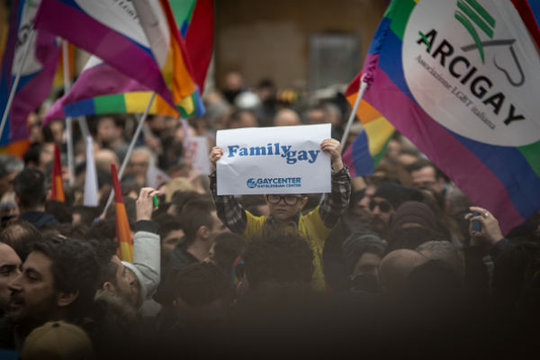 Миллионы людей вышли поддержку однополых браков в Италии