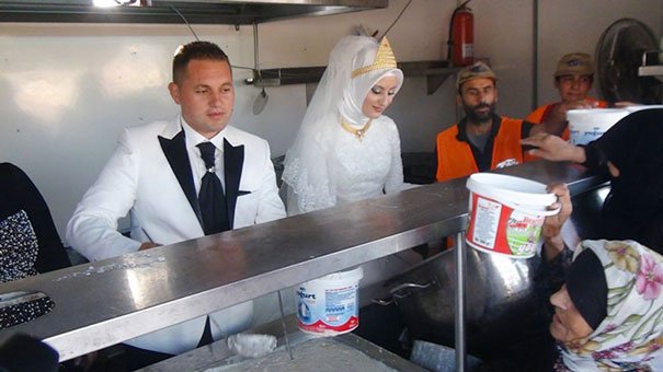 Пара из Турции отпраздновала свою свадьбу, накормив 4 тыс. беженцев