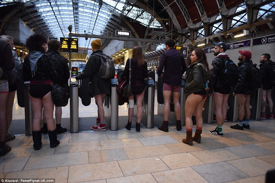 В метро без штанов: мир разделся для флешмоба