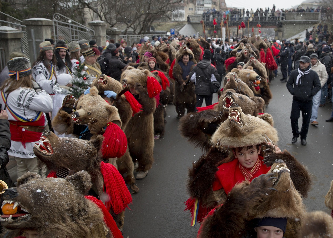 Жители Румынии переоделись в медведей, чтобы отогнать зло в новом году
