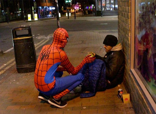Неизвестный Человек-паук кормит по ночам бездомных, показывая, что героем может быть каждый 