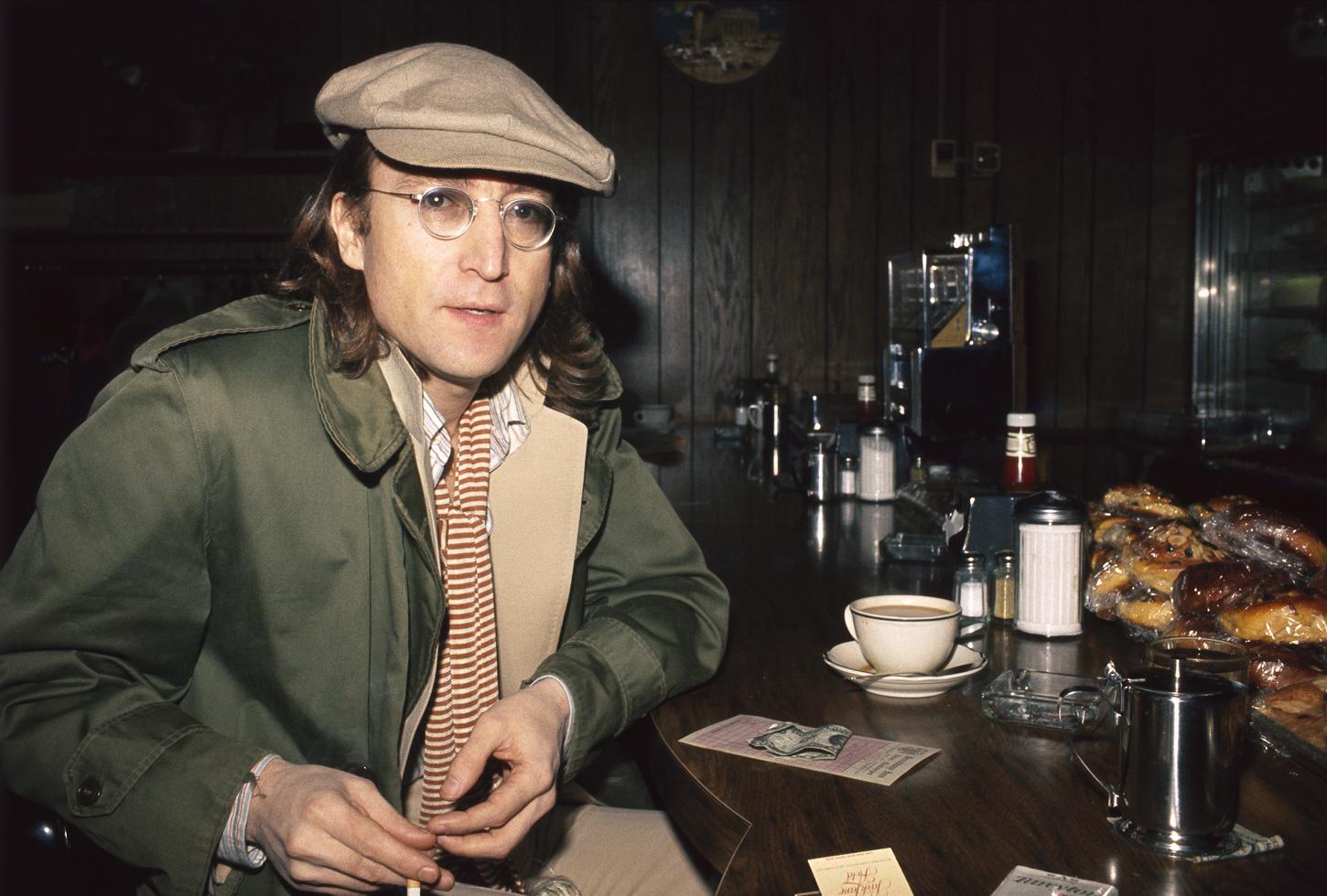 Джон Леннон в кафе