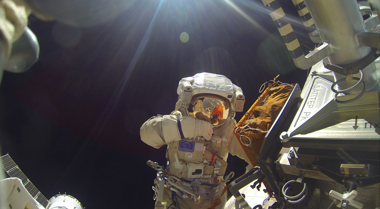 Космонавт сделал селфи в открытом космосе