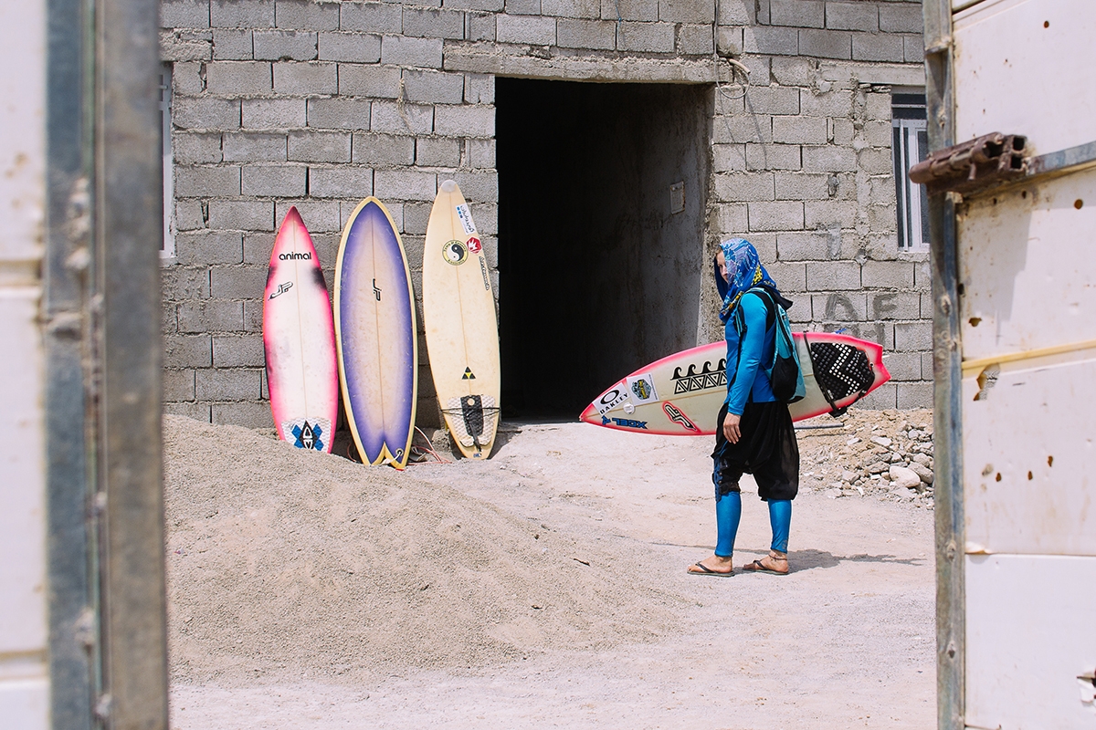 Серфинг в хиджабах: как иранские женщины покоряют волны