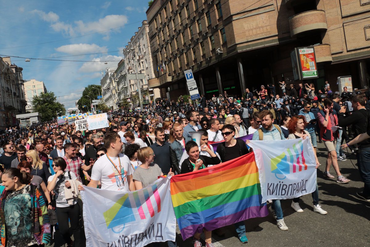 Марш Равенства: тысяча человек в центре Киева прошлись с радужными флагами (онлайн)