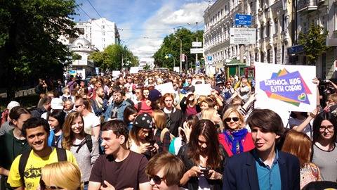Марш Равенства: тысяча человек в центре Киева прошлись с радужными флагами (онлайн)