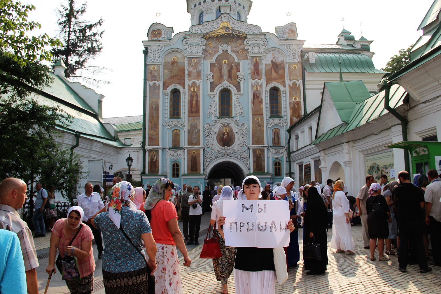 Украинские художники апроприировали крестный ход в Киеве