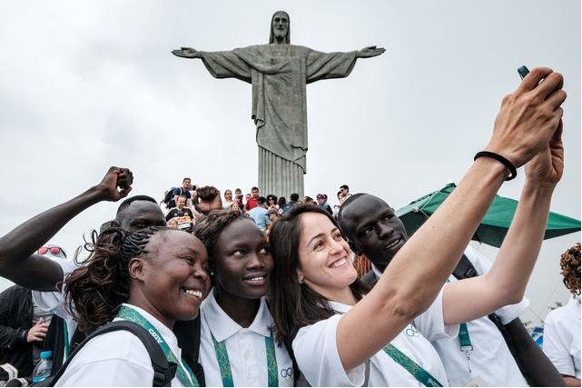 Рио 2016: как Бразилия приветствует олимпийскую сборную беженцев