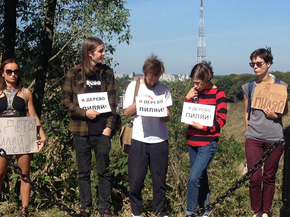 Я дерево - пили: в Киеве прошла акция против незаконной вырубки деревьев