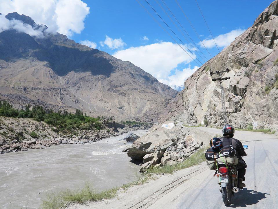 7 фото мотоциклистки, которая исследует Пакистан в одиночку