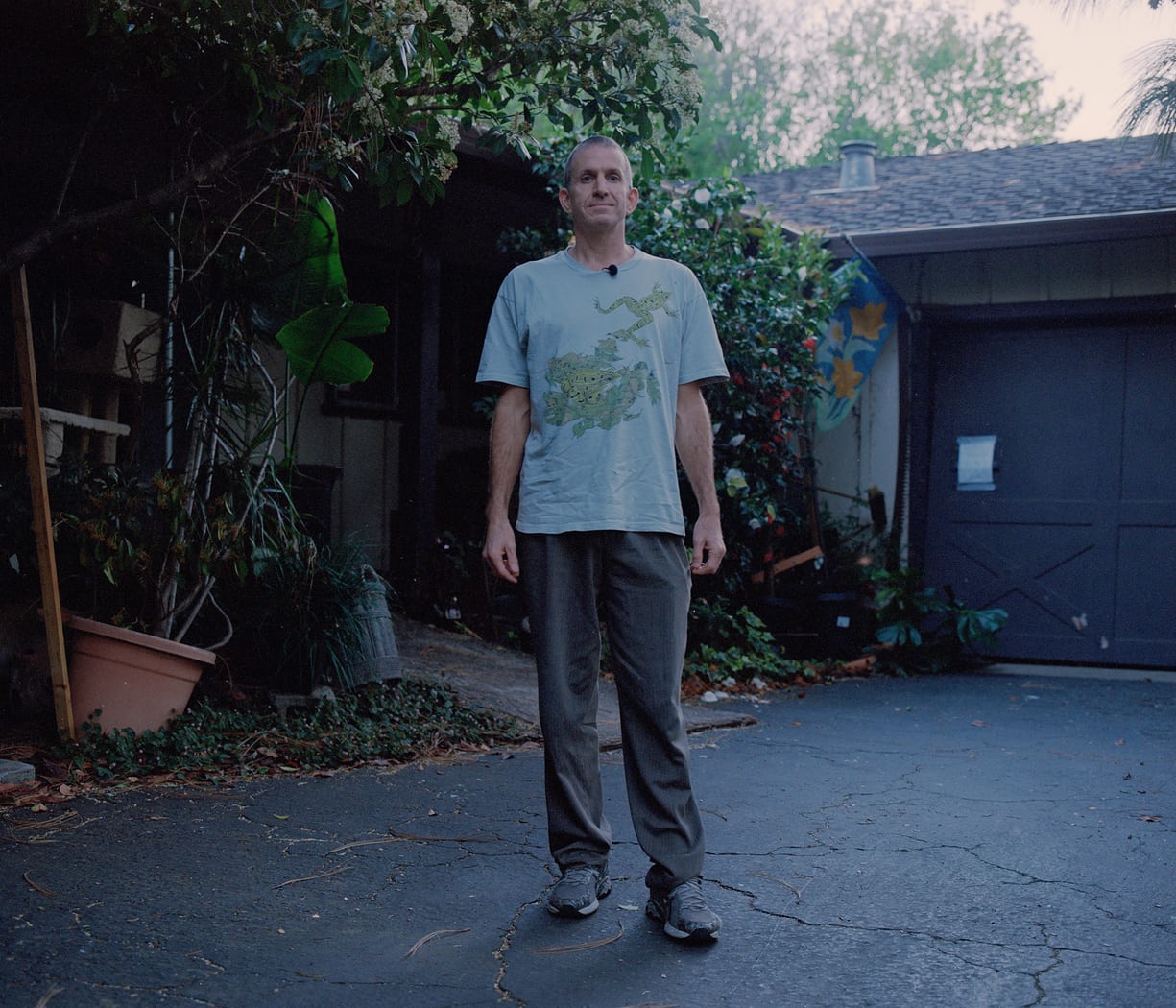 “Я просто говорю правду”: Скотт Мансон в своем саду в Калифорнии. Фотограф: Кюрре Лиен для Гардиана.