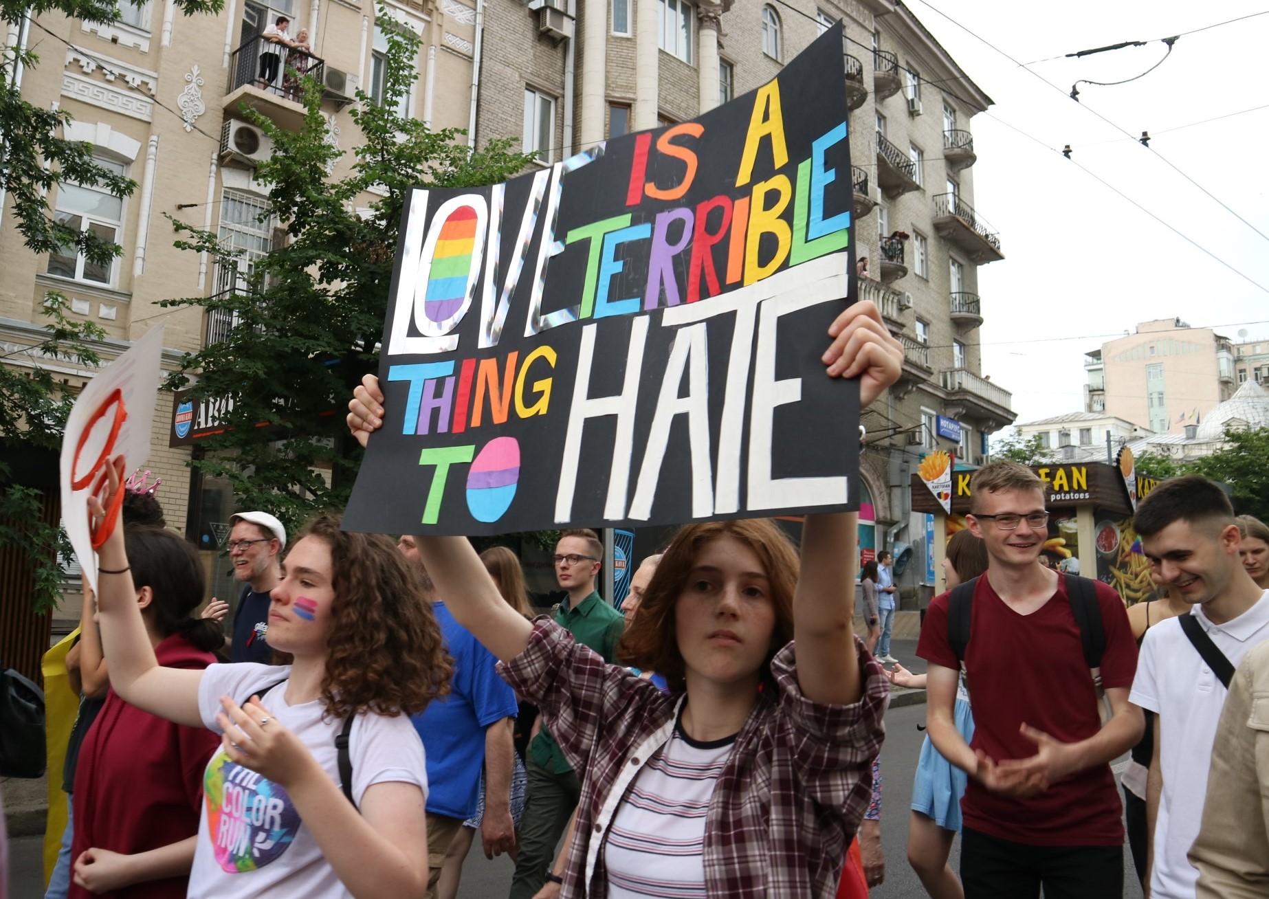Мы сильнее ненависти. Лучшие плакаты Марша Равенства 2018