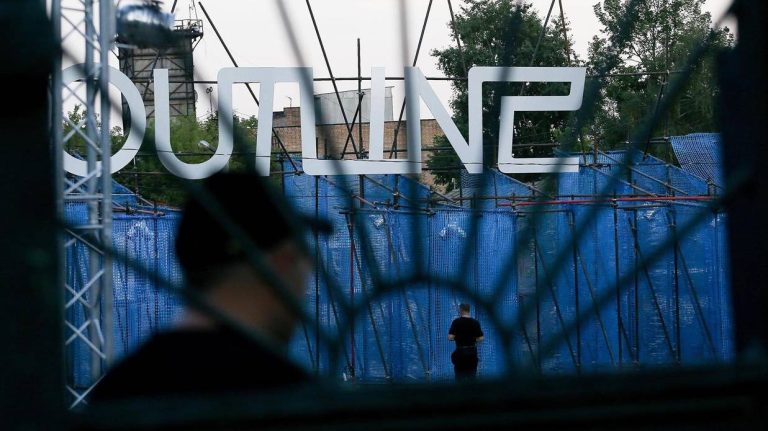 Посетителям пришлось горевать в недоумении перед закрытой территорией завода