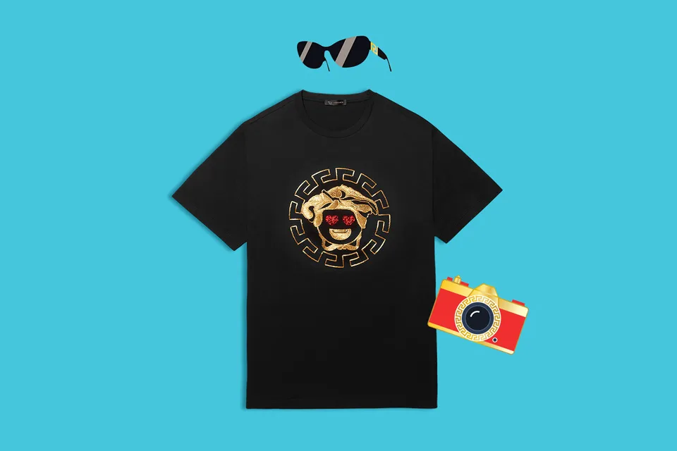 Versace выпустили коллекцию футболок с Emoji