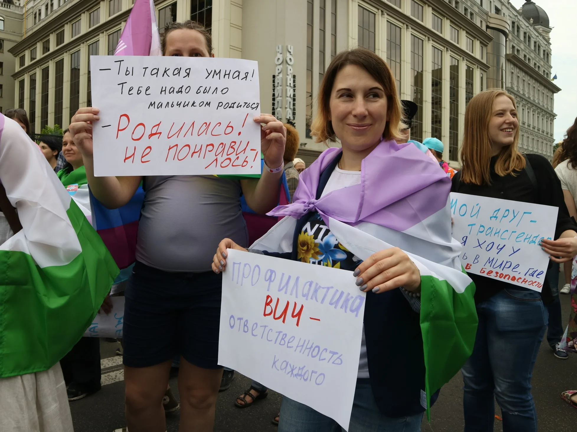 Мы сильнее ненависти. Лучшие плакаты Марша Равенства 2018