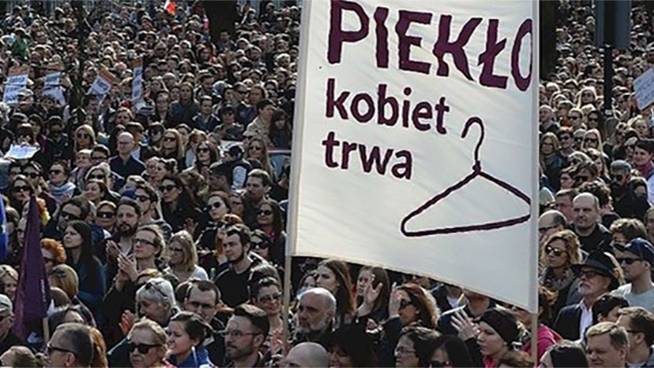 "Женщины живут в аду". Протесты против закона о запрете абортов