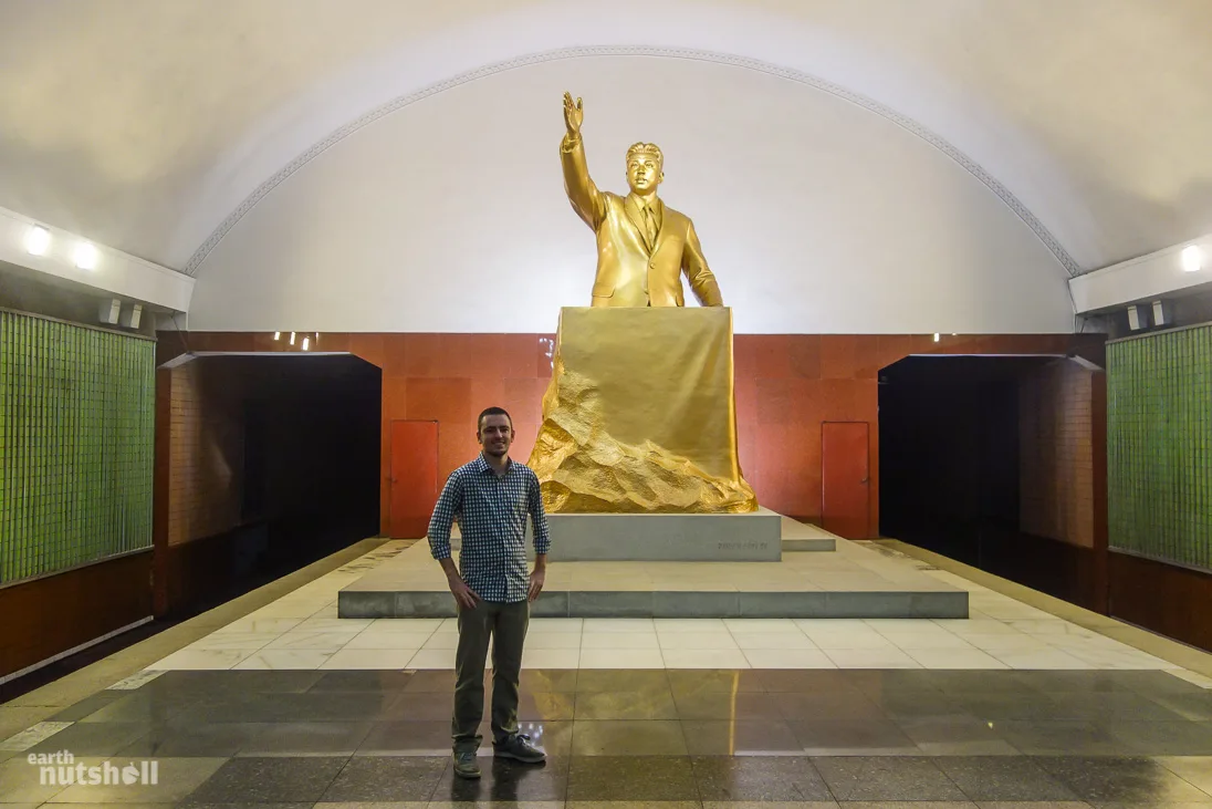 Коммунистические фрески и памятники: фотограф тайно запечатлел Пхеньянское метро