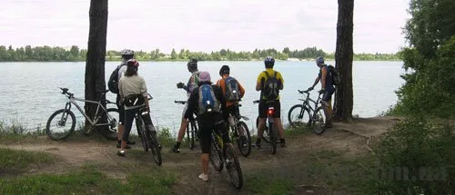 Поездка к Алмазному озеру расположено в сосновом лесу