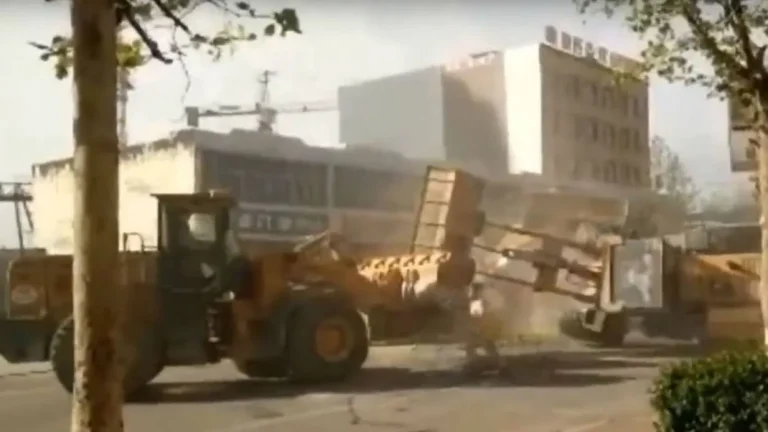 Разборки бульдозеров на выживание