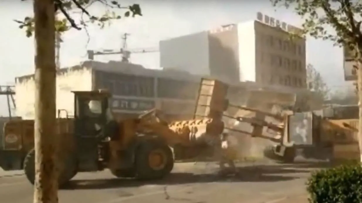 Разборки бульдозеров на выживание