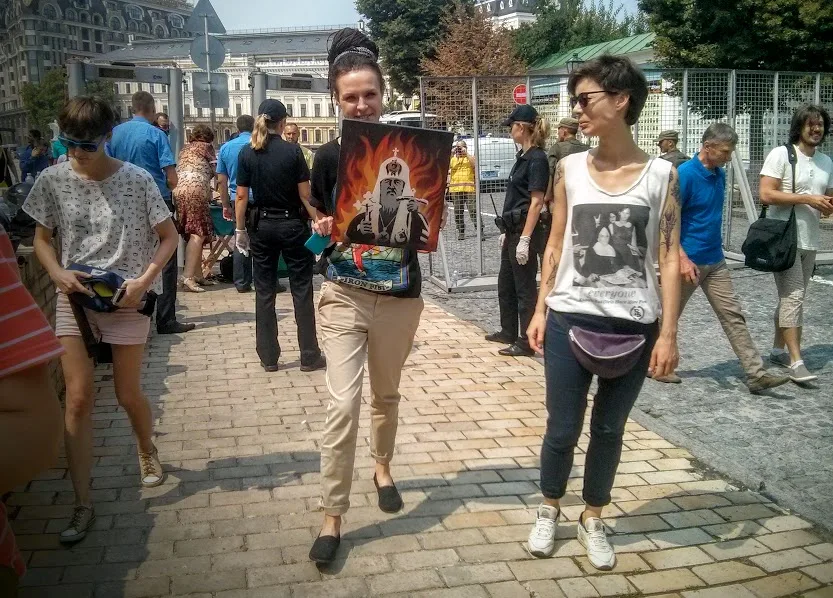 На молебне в Киеве полиция задержала девушку за молчаливый протест