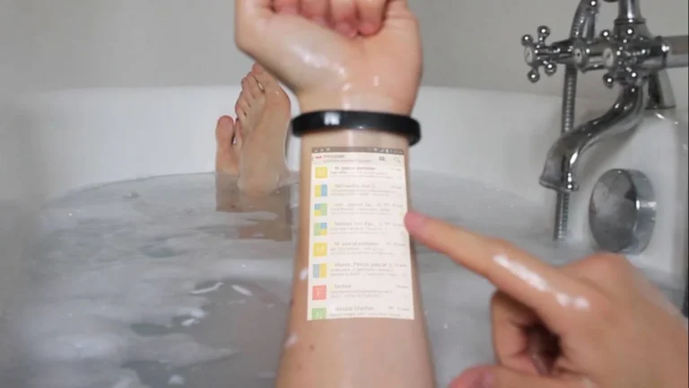 Вот как работает the Cicret Bracelet